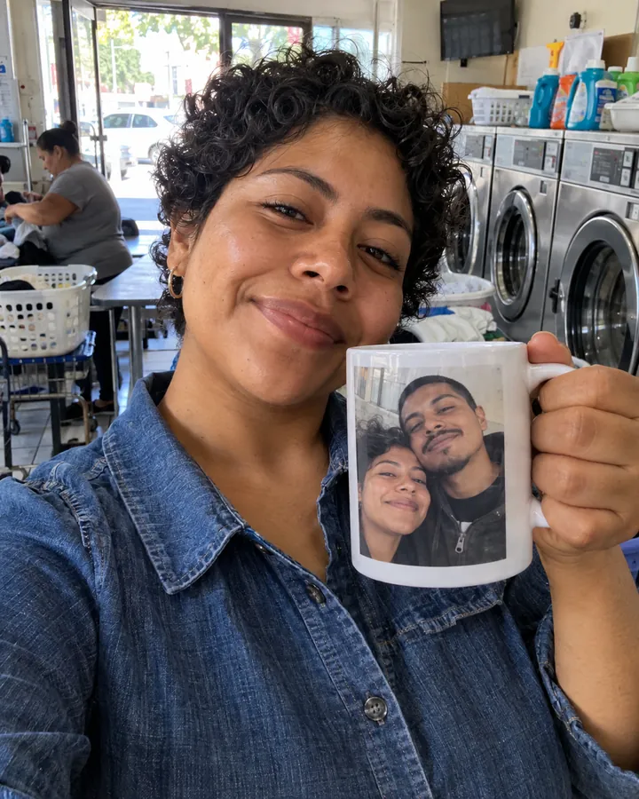 Mujer sosteniendo una taza personalizada con una fotografía especial